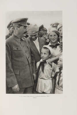 Иосиф Виссарионович Сталин. [К 70-летию со дня рождения. Альбом]. М., 1949.